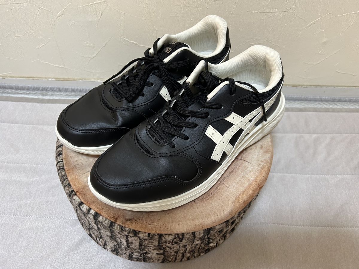 ASICS GEL-FUNWALKER 4E スニーカー単体、ブラック×ホワイトのカラーリングを正面斜め上から撮影